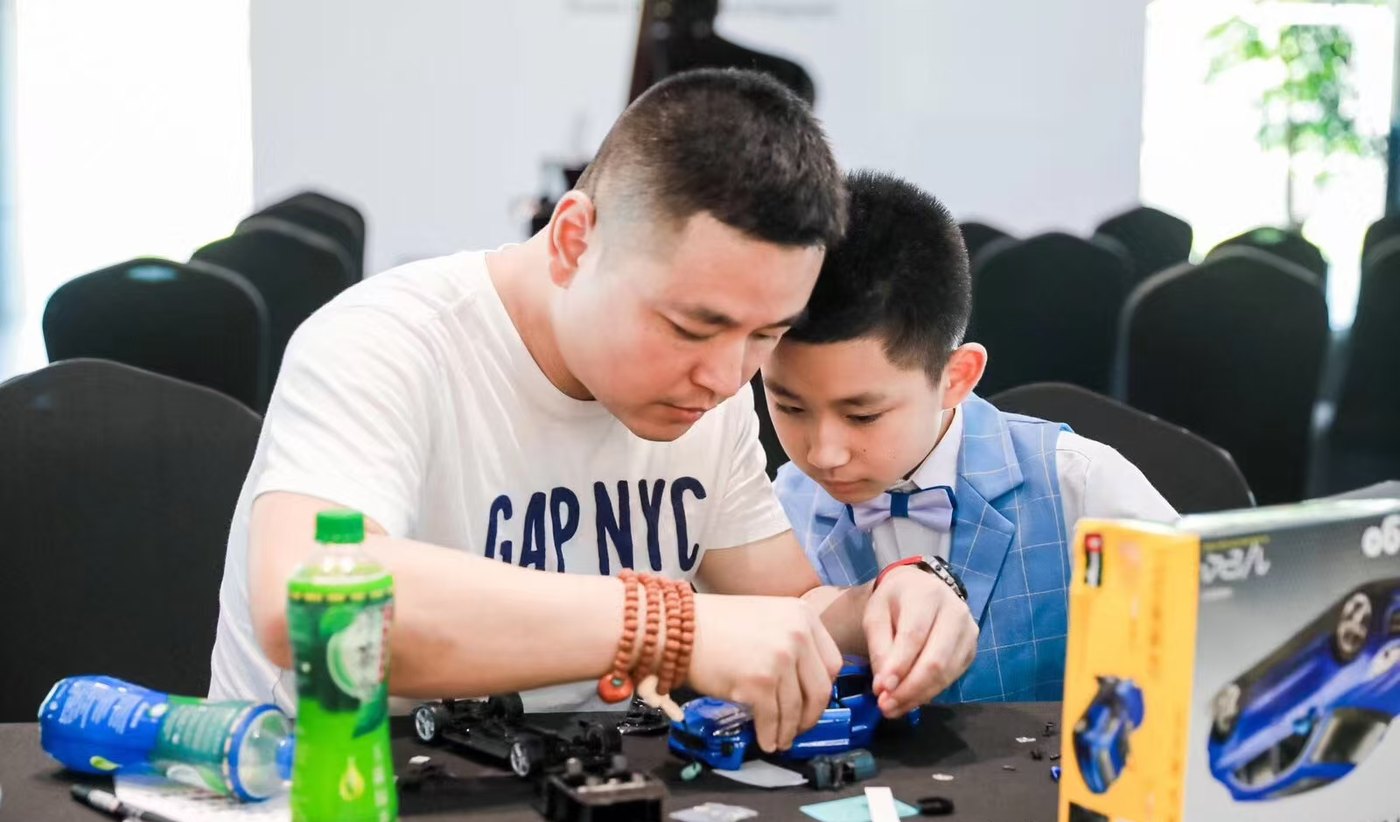 父子一起做模型